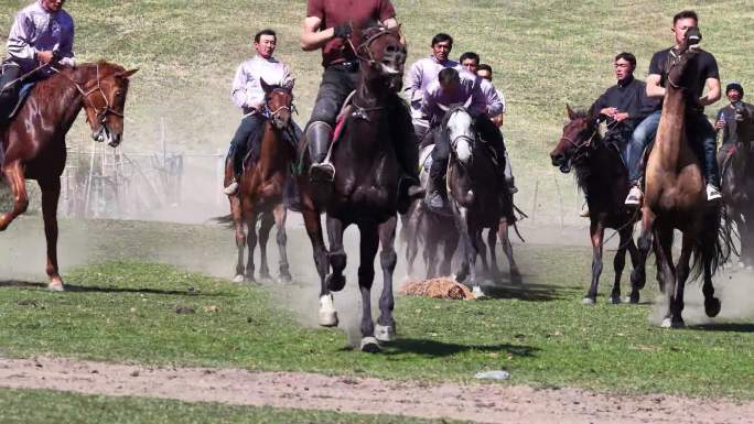 草原上的叼羊比赛航拍