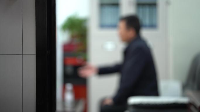 警示教育片人物空镜头 上下楼梯打电话谈话