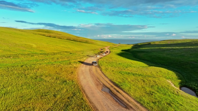 呼伦湖车队行驶航拍