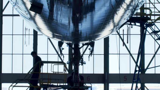 飞机检修场景剪影金属光泽慢镜头
