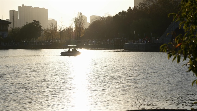 城市公园秋日风光
