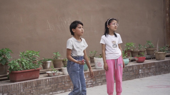 新疆喀什小孩玩耍