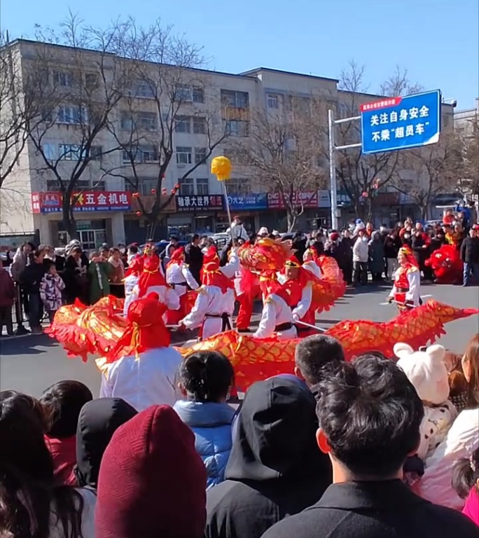 街头舞龙 群众围观场景