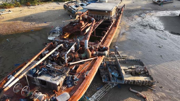 「航拍」广西北海落日残阳和搁浅的海船