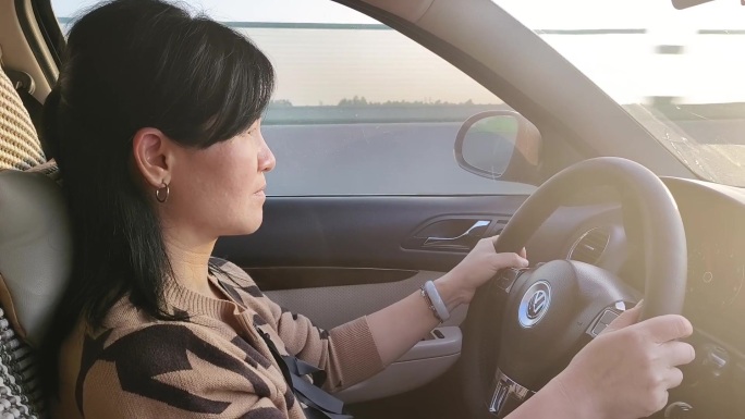 女司机高速驾驶视角 夕阳下的公路驾驶
