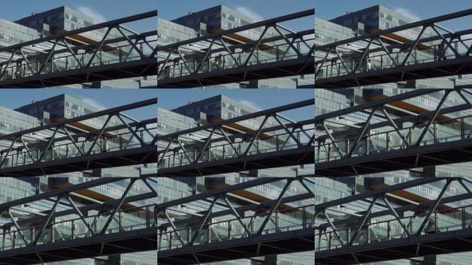 过街天桥行人现代建筑玻璃幕墙灰蓝色调