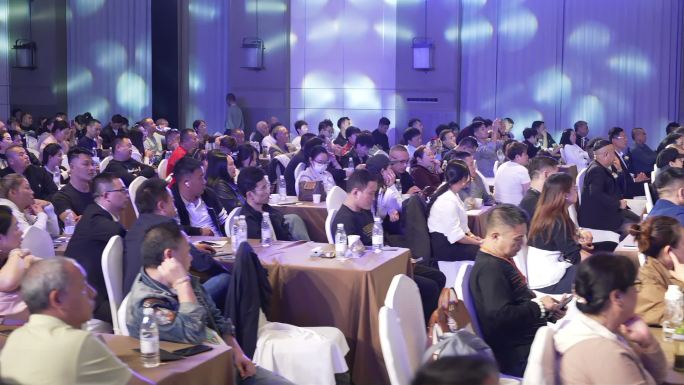 大型会议现场参会人群
