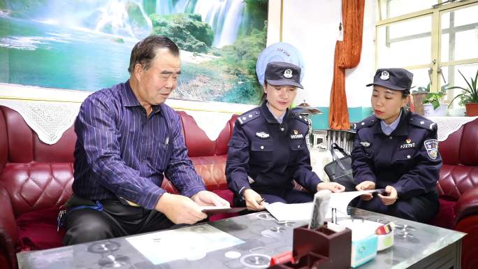 政府工作人员与民警乡村互动入户走访