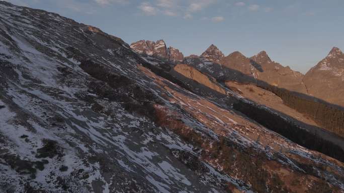 航拍雪山晨曦光影