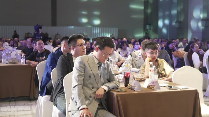 商务论坛参会者认真聆听