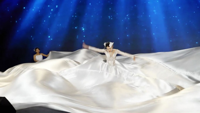 星空下的白绸舞