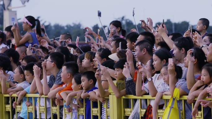 天安门广场 围观群众人群 观看升旗仪式