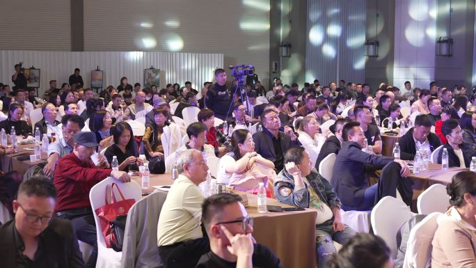 大型会议现场人群众多