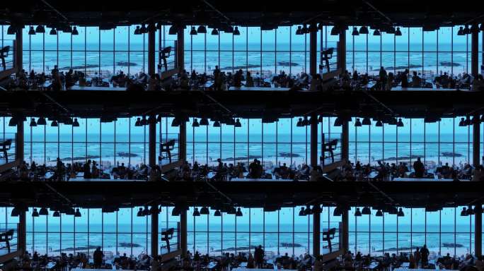 海边玻璃幕墙餐厅夜景