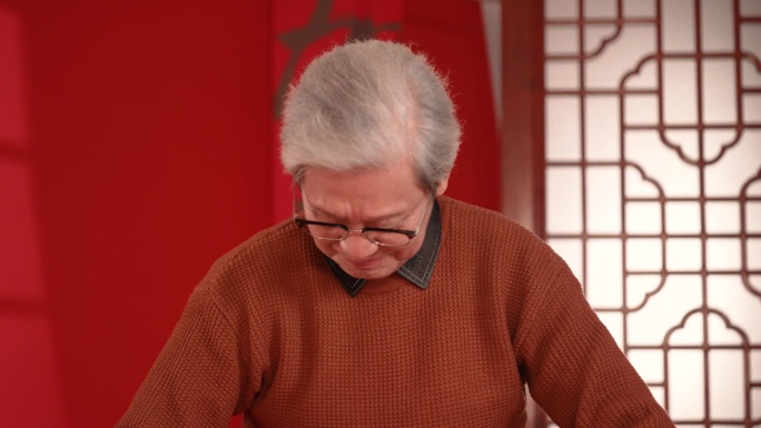 老人写春联贺新年