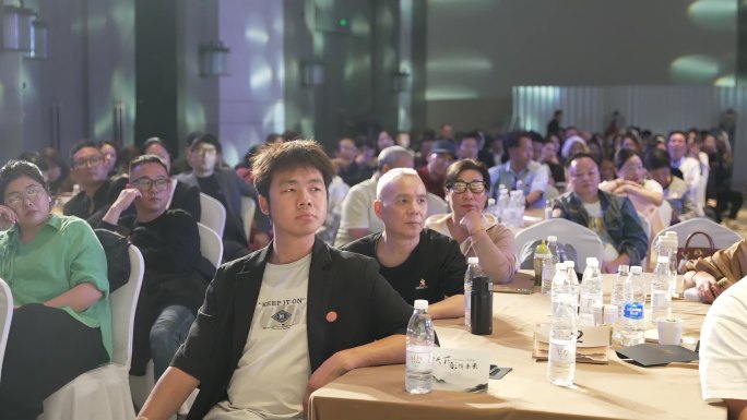 大型会议现场观众群像