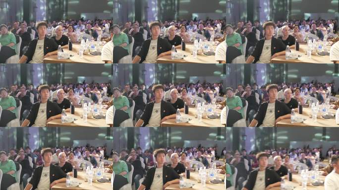 大型会议现场观众群像