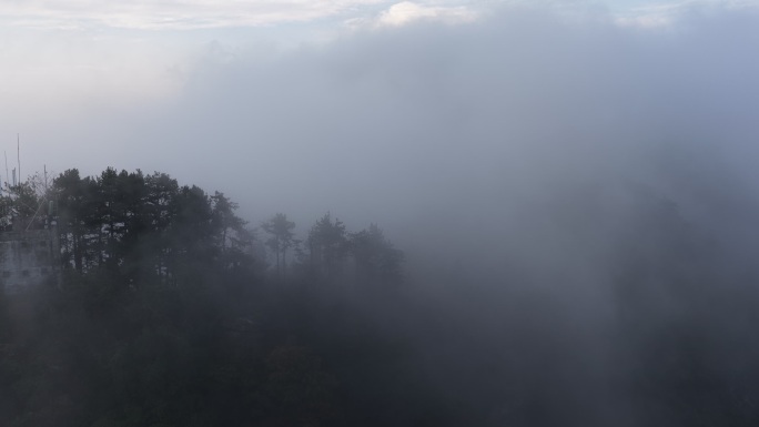 云海缭绕山间日出