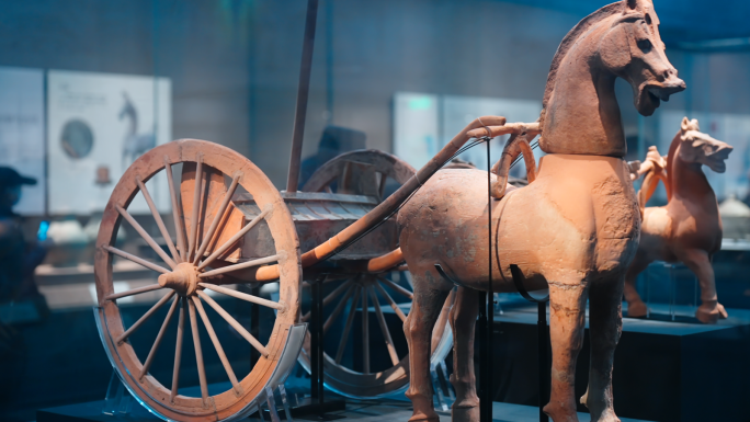 马年文物东汉陶轺车陶马车