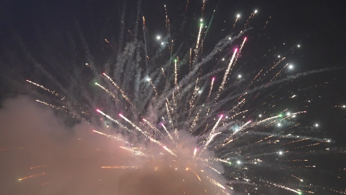 绚丽多彩烟花绽放特写