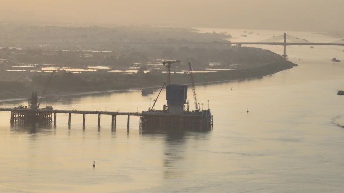 晨雾中的桥梁建设