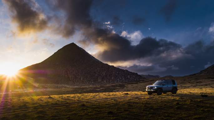 山地越野夕阳剪影