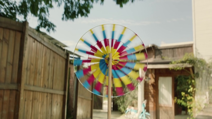 童年少年儿时小女孩玩彩色风车童年时光