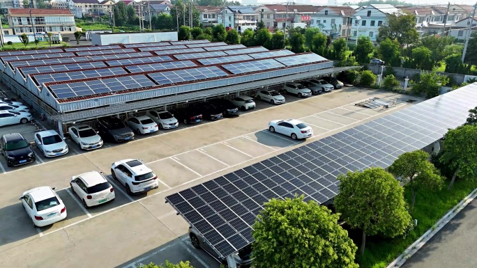 航拍太阳能光伏停车场，光伏电站