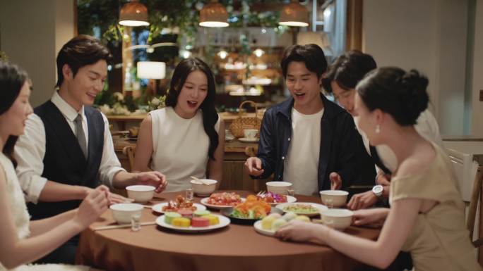 同事朋友好友聚餐碰杯欢乐社交时刻