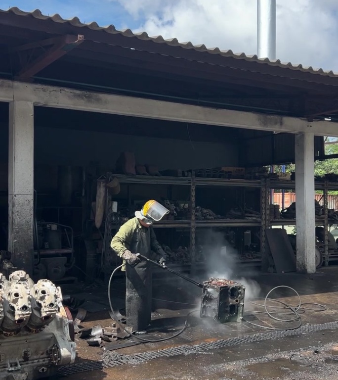 男人在蒸汽清洗发动机