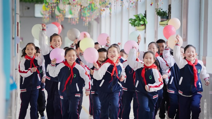 【小学宣传片】学生举着气球跑向镜头 梦想