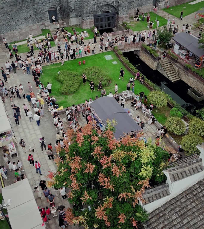 古城墙下热闹活动航拍