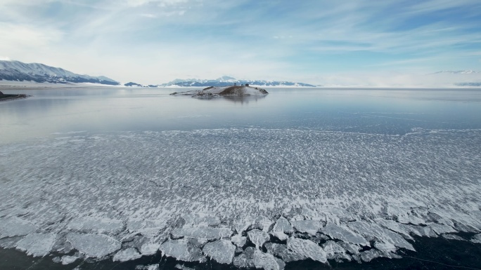 赛里木湖航拍冰封湖面冬季风光