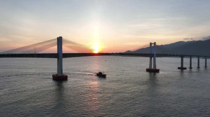 海上大桥日落航拍汕头南澳