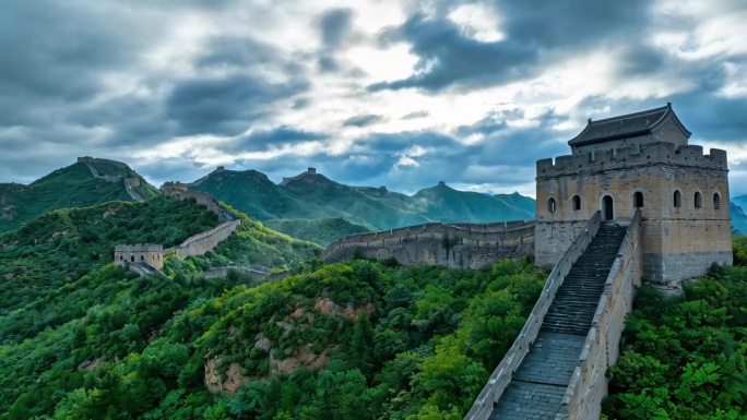 日出云海长城景色长城日出航拍长城延时壮美