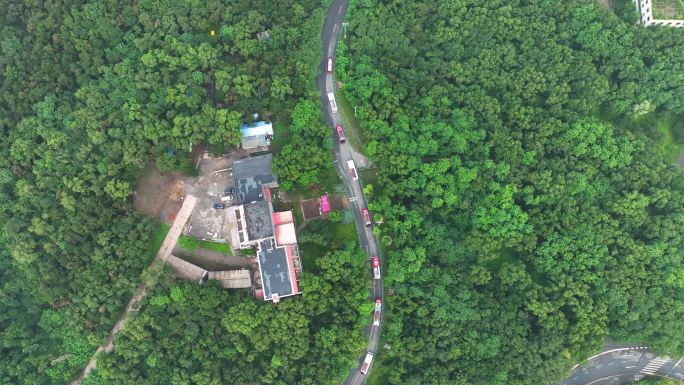 航拍车队山林蜿蜒公路上行驶