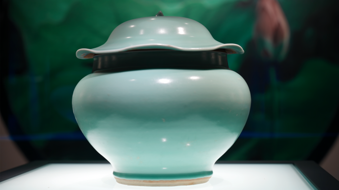 南宋青釉荷叶形盖罐龙泉窑青瓷瑰宝