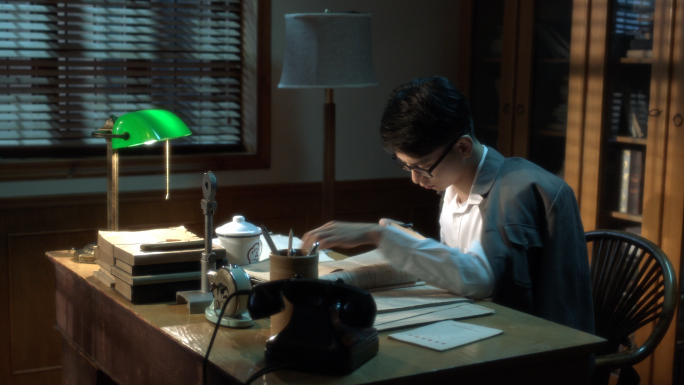 历史夜晚办公室知识分子工作场景奋笔疾书