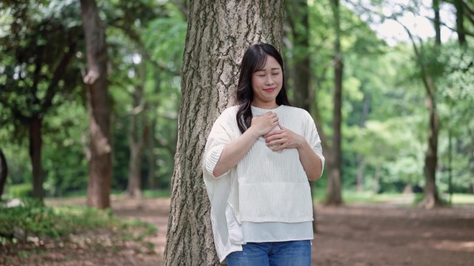 女性自由职业者在自然中使用智能手机。