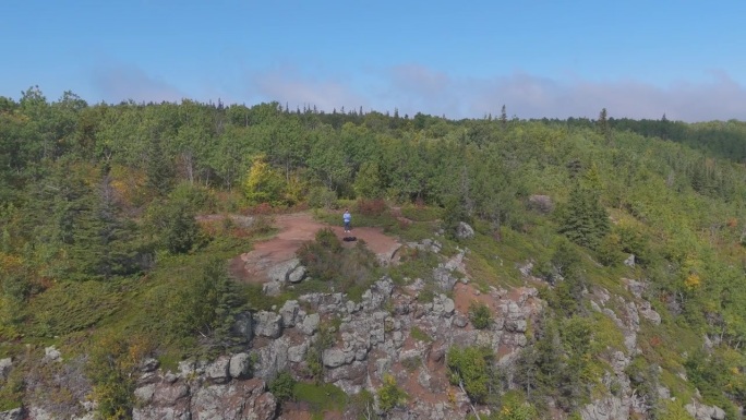 航拍安大略省沉睡巨人公园的葱郁森林