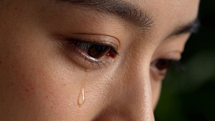 眼泪特写 含泪眼眸特写镜头 情绪感哭泣