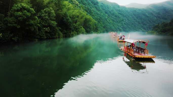 青山绿水间的游船美景 古装
