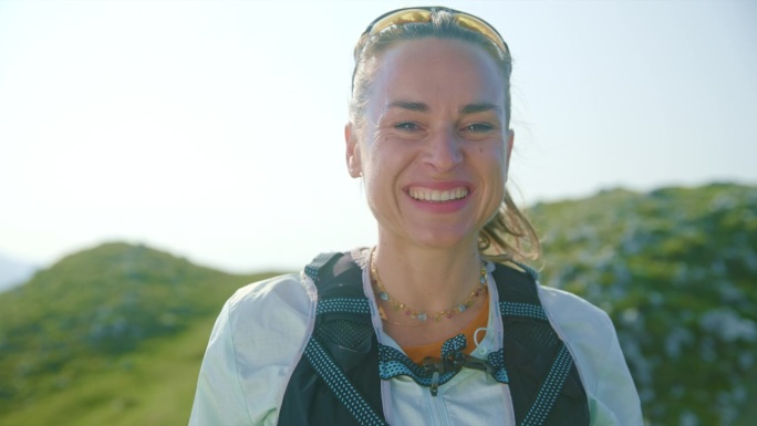 一位快乐的女跑者在高山小径上的肖像