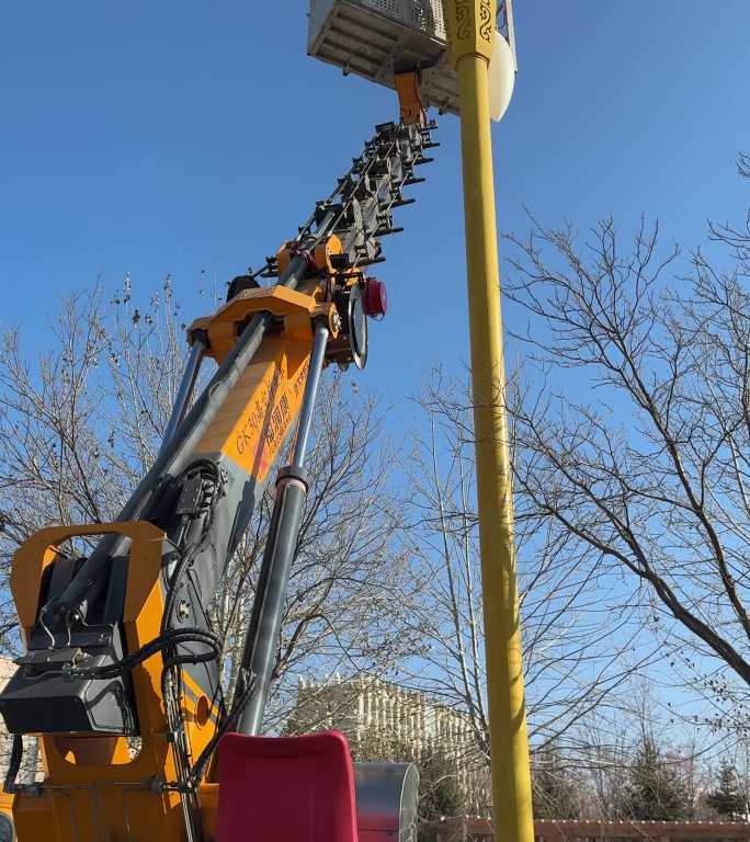 高空作业车维修路灯