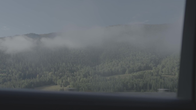 自驾新疆/国道上的车窗外的云雾山景