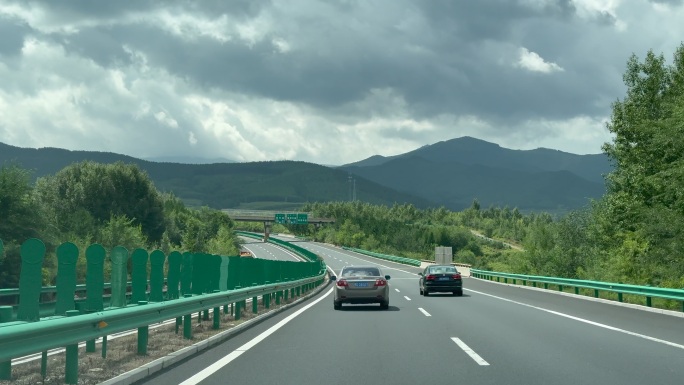 高速路实拍高速第一视角交安设施路牌指示牌