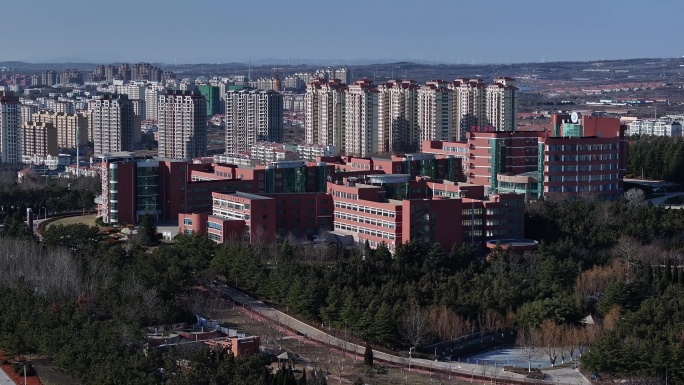 航拍大学校园全景