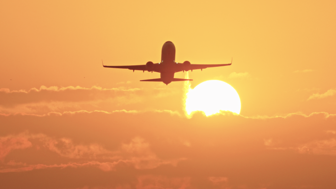 实拍飞机起飞降落悬日悬月出行春节回家