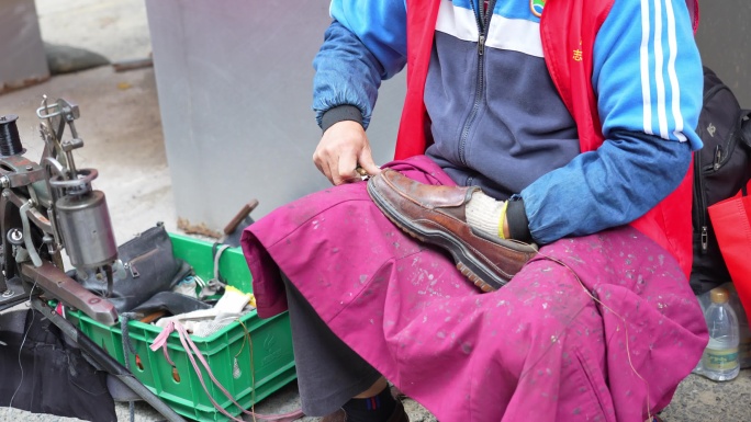 社区便民服务修鞋补伞