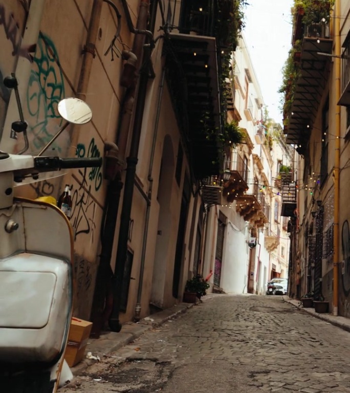 迷人的狭窄小巷，停着一辆复古摩托车，背景是充满活力的城市风光。